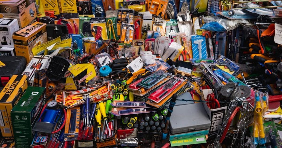 Uma vibrante exposição de diversas ferramentas e artigos de ferragens em um mercado em Colombo, Sri Lanka.